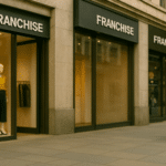 rue commerçante avec plusieurs franchises nationales et internationales