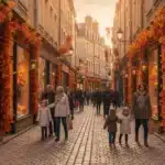 Rue commerçante de centre-ville décorée pour l'automne et Halloween avec citrouilles et lanternes