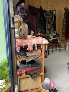 Créations en feutre de laine et soie dans la boutique Entre Fibres à Belfort