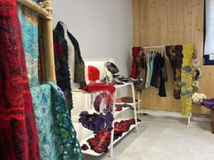 Intérieur de la boutique-atelier Entre Fibres à Belfort