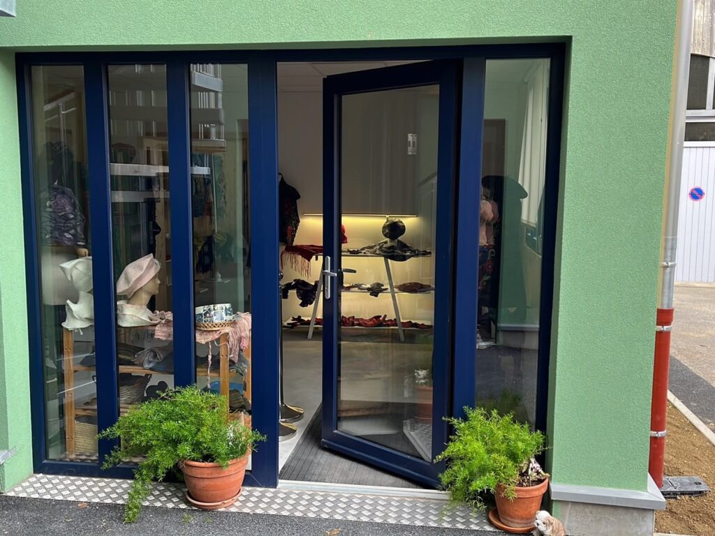 Entrée de la boutique-atelier Entre Fibres au Clos des Artisans, avenue Jean Jaurès à Belfort