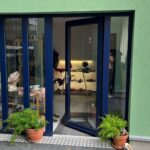 Entrée de la boutique-atelier Entre Fibres au Clos des Artisans, avenue Jean Jaurès à Belfort