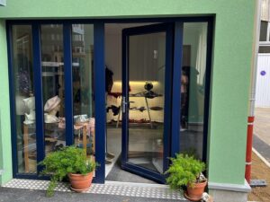 Entrée de la boutique-atelier Entre Fibres au Clos des Artisans, avenue Jean Jaurès à Belfort